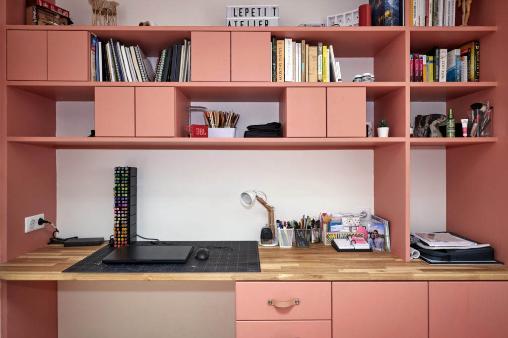 Linéaire bureau sur mesure terracotta, plan de travail en bois avec rangements ouverts et fermés