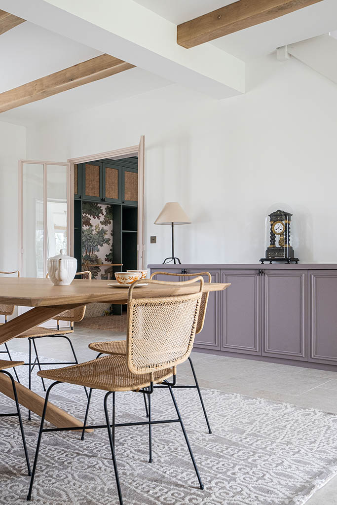 Vue séjour salle à manger esprit campagne moderne avec poutres en bois et buffet bas sur mesure