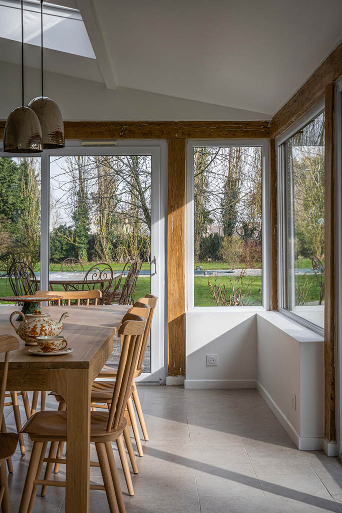 Vue cuisine et jardin, poutres poncées bois apparent