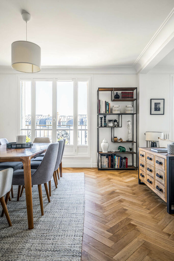 Séjour salle à manger bois et noire, parquet chevron