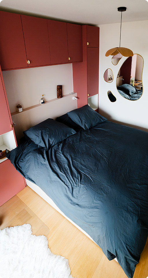 Chambre parentale colorée et moderne avec pont de lit - projet Picpus, Deborah Bompane Interior Design Rennes